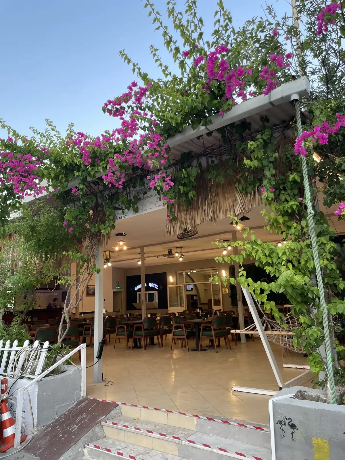 Rayana Hotel Mimarisi